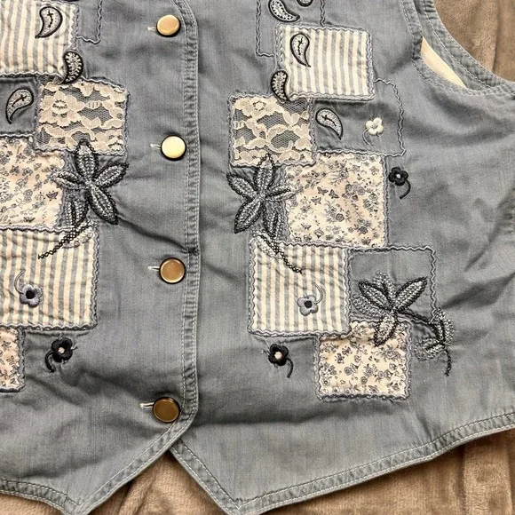 Liz wear Liz Claiborne Denim Western Vest Size M Blue Floral Patchwork Button - Picture 8 of 15